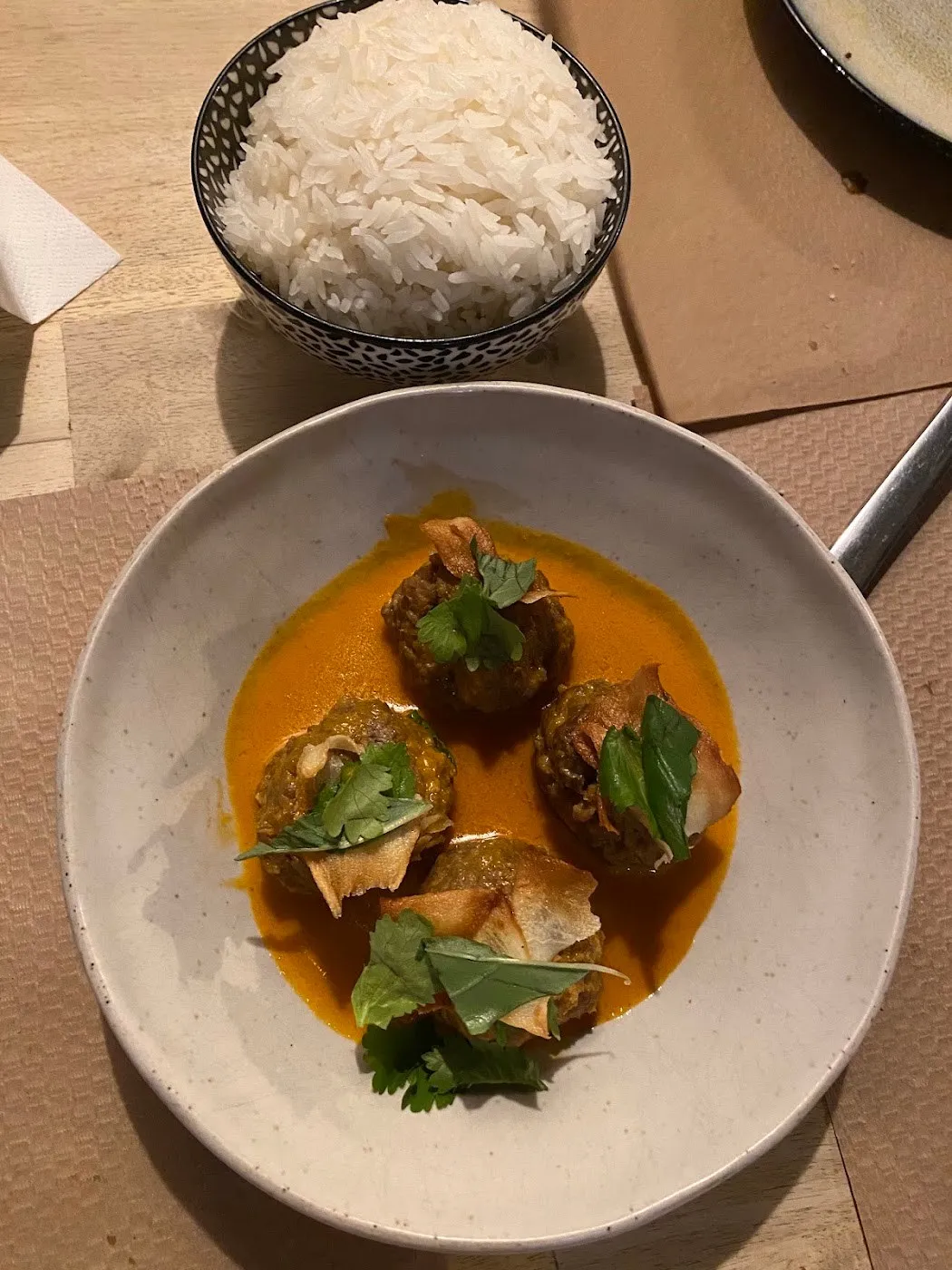 Albóndigas en salsa de curry con un cuenco de arroz